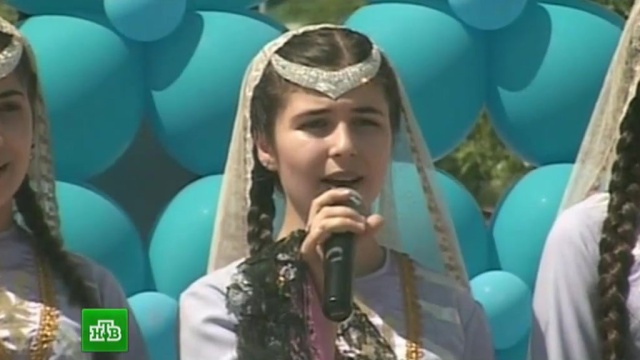 Половина Грозного спела российский гимн на главной площади
