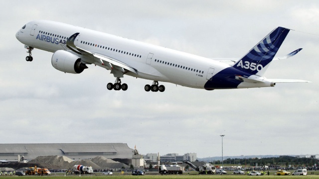 Новый лайнер Airbus A350 впервые поднялся в воздух