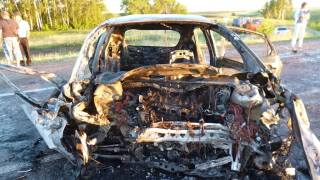 В огненном ДТП на Оренбуржье погибли пятеро взрослых и два ребенка