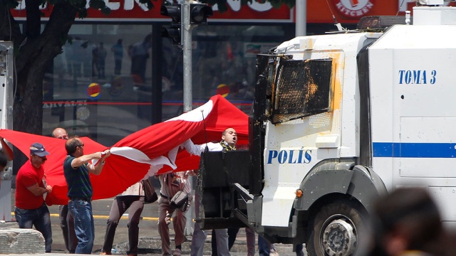 Бунтующие турки готовятся к новым столкновениям с полицией