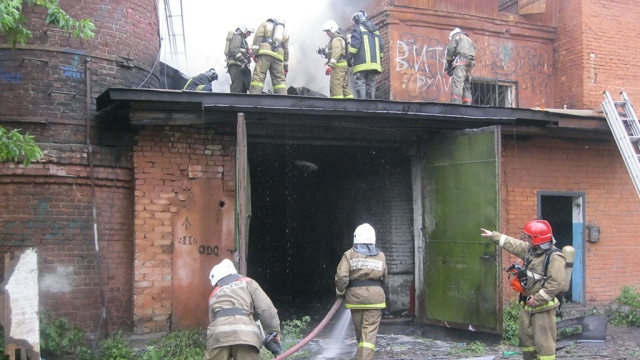 Внезапный взрыв раскидал пожарных в Екатеринбурге