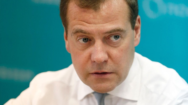 Медведеву доложили о спасении выживших в катастрофе Ми-8