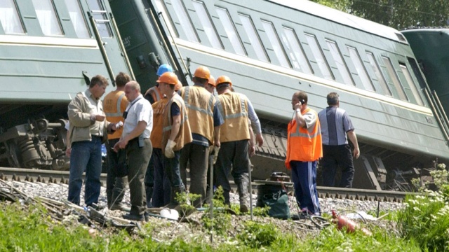 Расплавленные рельсы на Кубани заставили машиниста пустить поезд под откос
