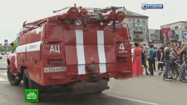 При тушении склада на юго-востоке Москвы отравился пожарный