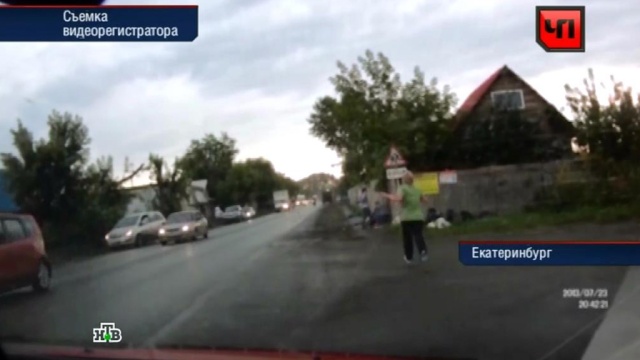 Пьяный водитель самосвала переехал двух женщин с ребенком: видео