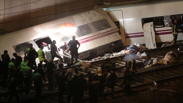 Из искореженных вагонов испанского поезда достали полсотни погибших 