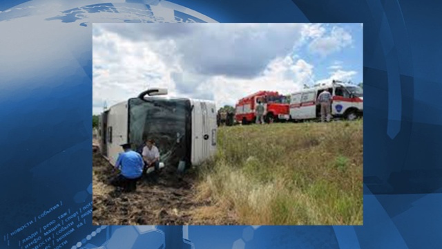 На трассе в Омской области перевернулся экскурсионный автобус