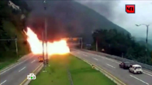 На южнокорейской автомагистрали взорвалась и сгорела легковушка