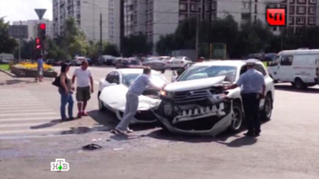 На юго-востоке Москвы столкнулись Mazda и внедорожник: видео