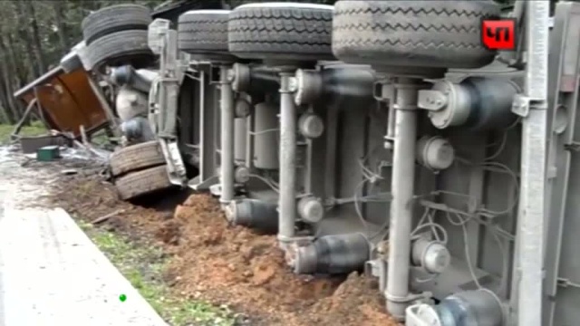 Очередной грузовик с щебнем натворил бед в Новой Москве