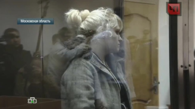 Блондинку, которая пыталась закопать инвалида живьем, привезли в суд