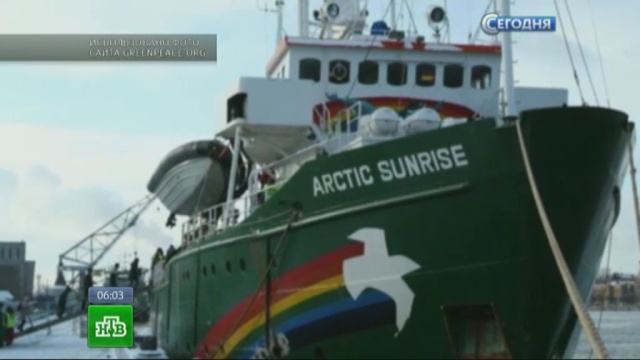 В Печорском море пограничники на вертолетах атаковали судно Greenpeace