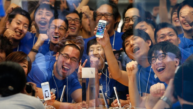 Поклонники Apple давятся в очередях за новыми iPhone