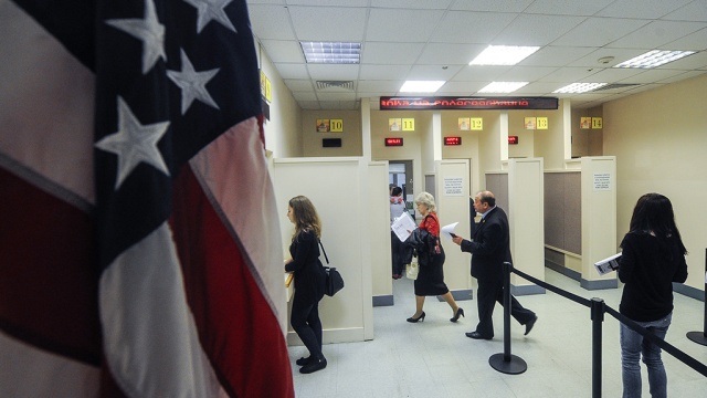У посольства США посетители закапывают в клумбы iPad и духи