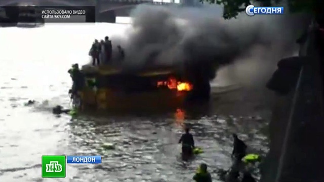 Пассажиры горящей лодки-амфибии боялись, что судно взорвется