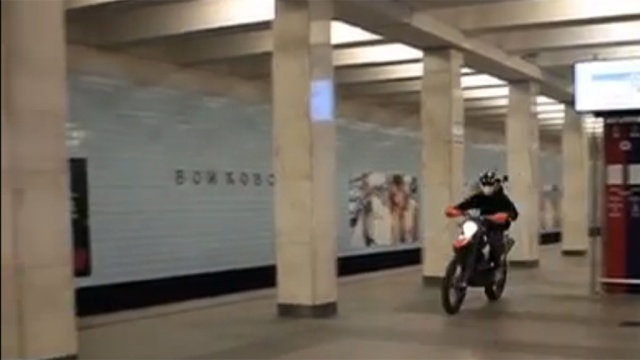 В Москве нашли и задержали байкера, гонявшего по метро на мотоцикле