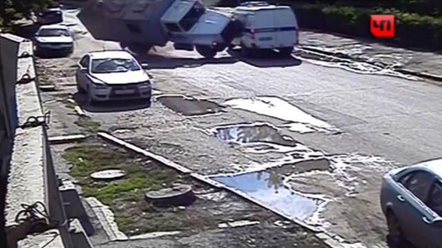 В Астрахани автоледи перевернула автозак с заключенными: видео