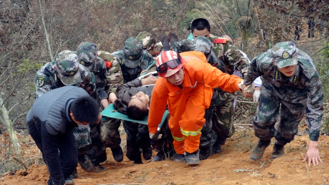 В Китае автобус с туристами сорвался в ущелье: погибли 6 человек