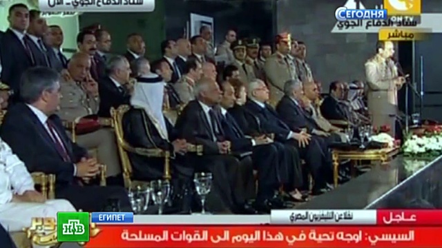 Египетские военачальники насладились салютом после кровавых погромов в Каире