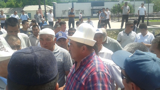 Агрессивные киргизы захватили в заложники губернатора 