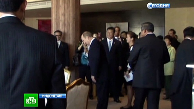 Участники саммита на Бали спели Путину песню, президент удивлен