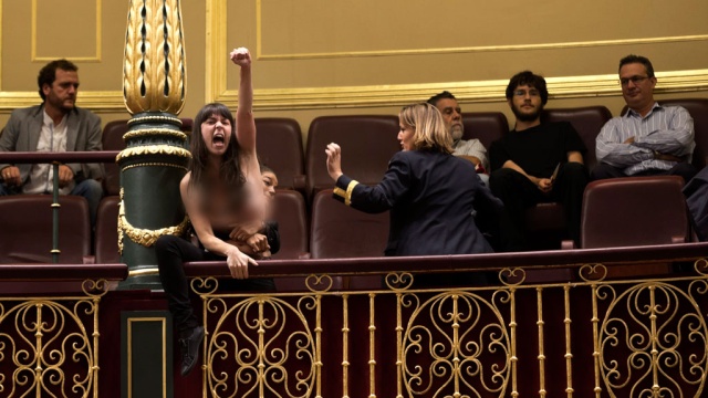 Голые активистки FEMEN ворвались в здание испанского парламента