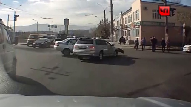 В Чите иномарка и полицейская машина вылетели на тротуар: видео