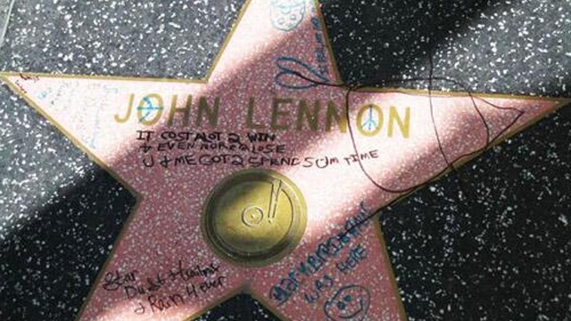 Вандалы осквернили звезду Джона Леннона в Голливуде