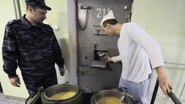В Ярославской области заключенные отказались от еды и сна