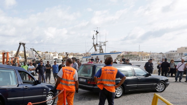 Передравшиеся мигранты перевернули судно у Лампедузы: 50 погибших