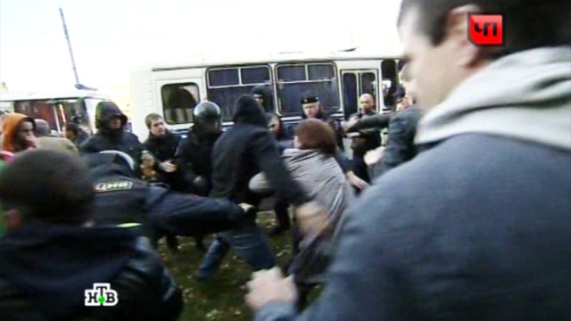 Бирюлёвские женщины не дают полиции увезти задержанных в ОВД