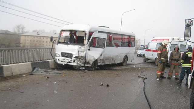 Автобус с пассажирами попал в ДТП в Свердловской области