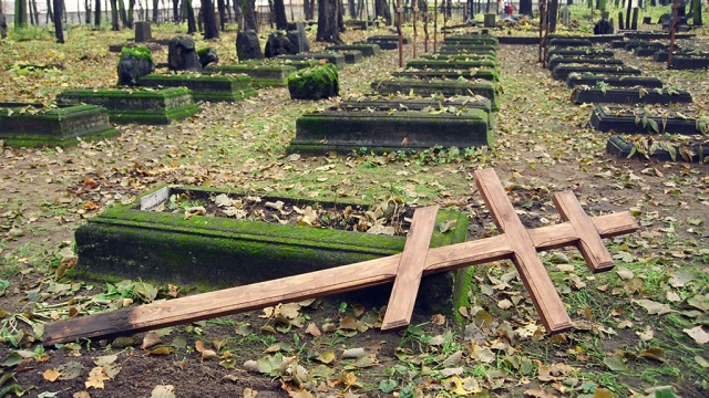 Вандалы изуродовали кресты на нижегородском кладбище