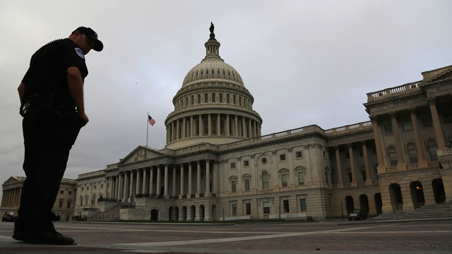 В последний момент: американские сенаторы договорились по госдолгу
