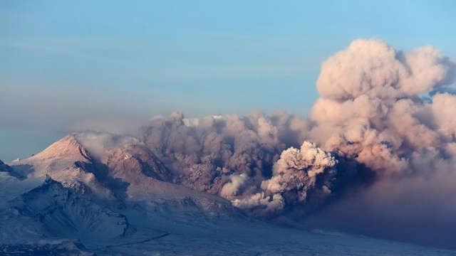 Шлейф пепла от бушующего вулкана Ключевской растянулся на 1,2 тысячи км