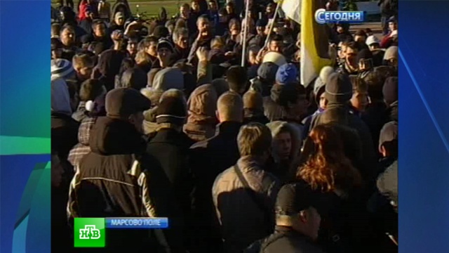 Народный сход в Петербурге: националисты выкрикивали лозунги, громили Апрашку и читали стихи