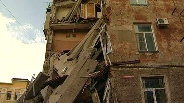 В Пскове в жилом доме обрушились перекрытия: пострадали двое