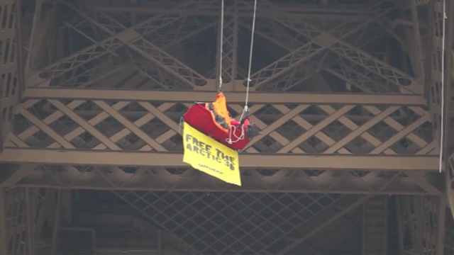 На Эйфелевой башне повесили плакат в поддержку экологов с Arctic Sunrise