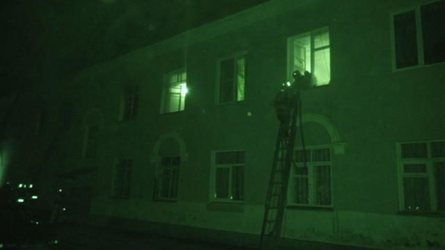 В Ижевске из пылающего дома спасли более 70 человек