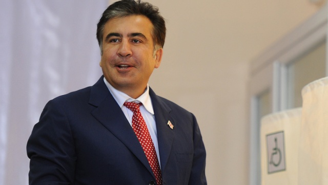 Грузинские радикалы проводили Саакашвили проклятиями и гробом