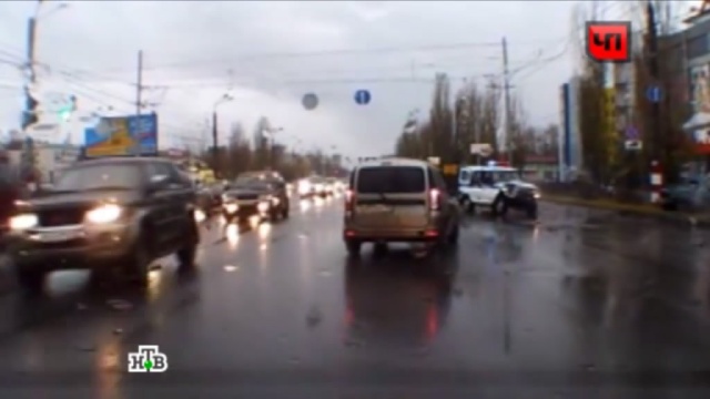 В Нижнем Новгороде водитель полицейского УАЗа протаранил легковушку