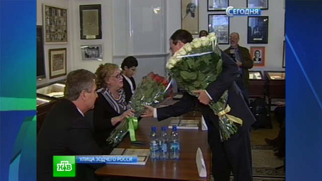 Бывшим руководителям Вагановки министр культуры подарил букеты роз