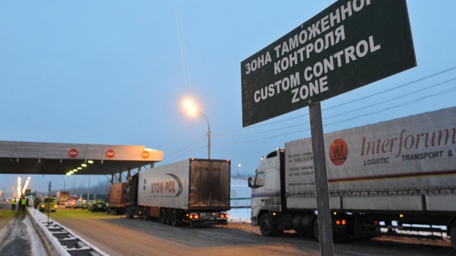 На украинско-российской границе застряли 100 грузовиков