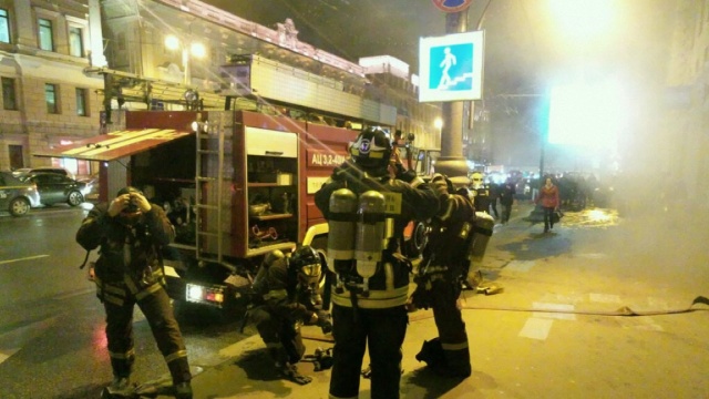 Пожарные ищут очаг возгорания в горящем коллекторе на Тверской