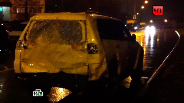 Фура без водителя смяла машины и врезалась в гаражи на юге Москвы