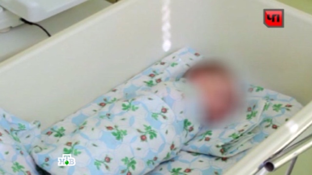 Житель Оренбурга нашел у себя в подъезде новорожденного мальчика