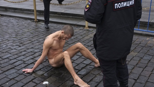 Устроившего голый перформанс на Красной площади Павленского отпустили восвояси