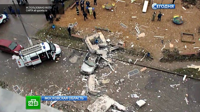 Взрыв газа в Подмосковье: спасатели вытащили из-под завалов живого человека