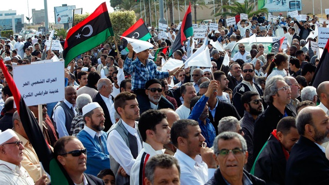 Борцы с Каддафи расстреляли митинг в Триполи