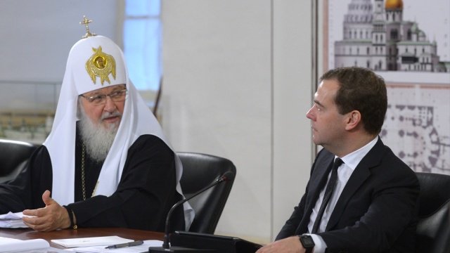 Медведев поздравил патриарха Кирилла с днем рождения и вручил личный подарок